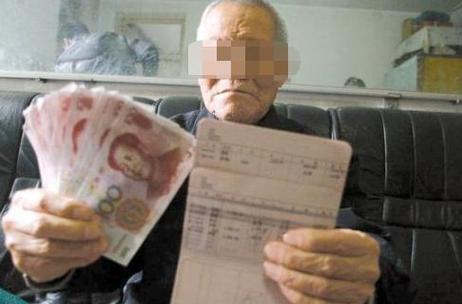 银行卡被家人拿走偷偷取钱_偷偷拿爸爸的银行卡取现