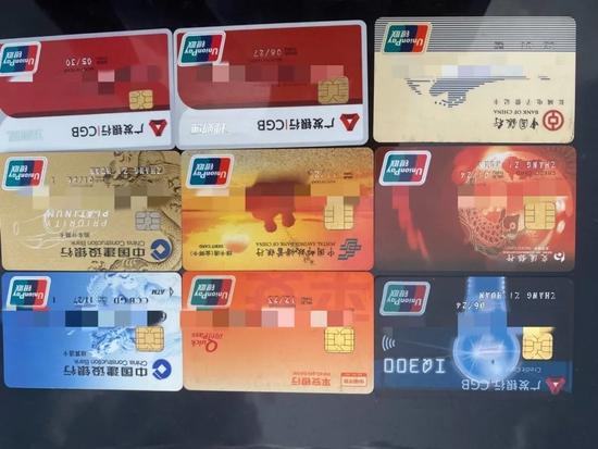 捡到一张银行卡怎么取钱_男子捡到22张银行卡