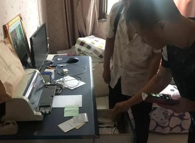 在银行办卡工作人员让我视频_打工妹刷银行卡视频