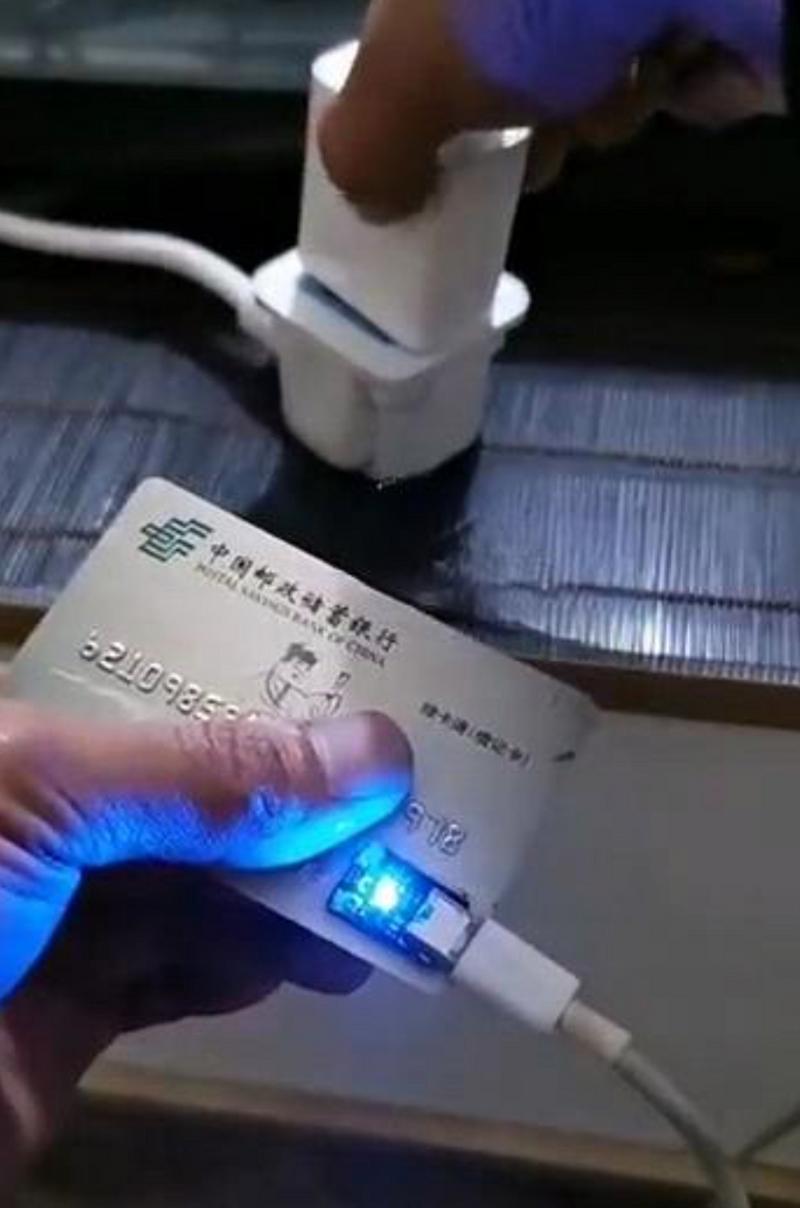 银行卡充电搞笑图片_万能充充银行卡的图片